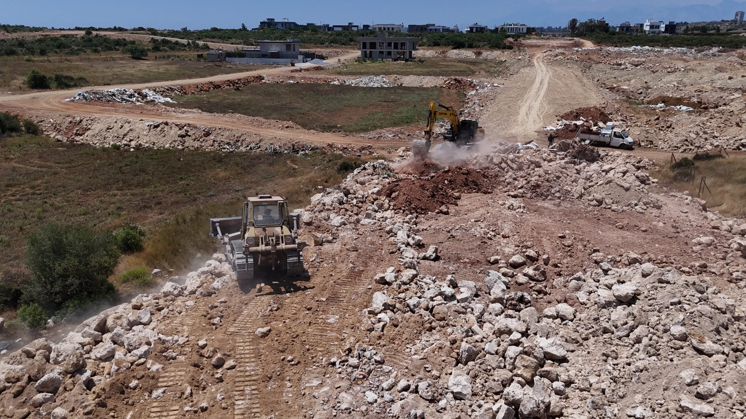 AKSU’DA ULAŞIM ALTAYAPISI GÜÇLENİYOR: YENİ İMAR YOLU ÇALIŞMALARI DEVAM EDİYOR