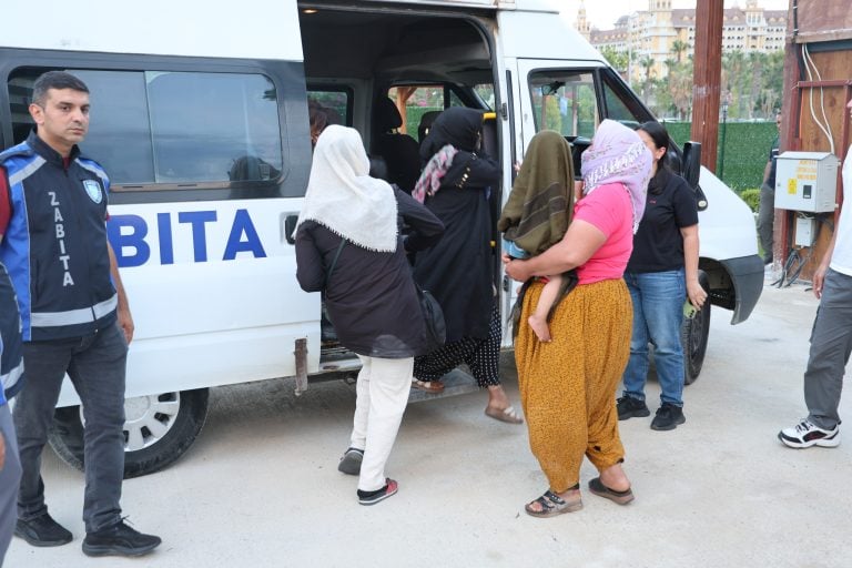 AKSU’DA ZABITA EKİPLERİNDEN DİLENCİ DENETİMİ