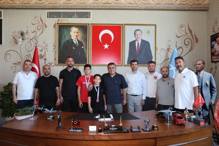 MADALYALI SPORCULARDAN BAŞKAN YILDIRIMA ANLAMLI ZİYARET