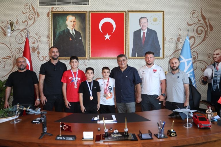 MADALYALI SPORCULARDAN BAŞKAN YILDIRIMA ANLAMLI ZİYARET