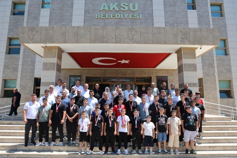 MADALYALI SPORCULARDAN BAŞKAN YILDIRIMA ANLAMLI ZİYARET