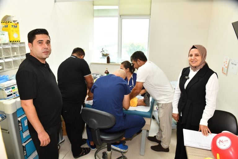 AKSU BELEDİYESİ’NDEN ÇOCUKLARA GÜVENLİ SÜNNET HİZMETİ