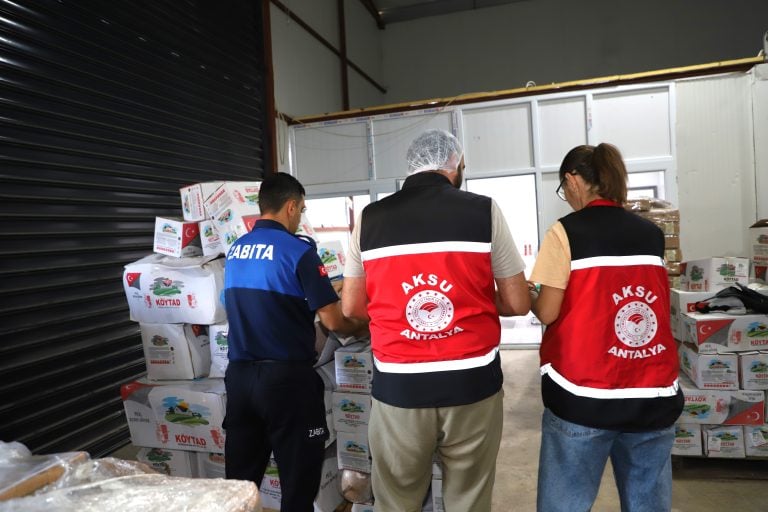 AKSU’DA YAKLAŞIK 1 TON UYGUNSUZ GIDA ÜRÜNÜNE EL KONULDU