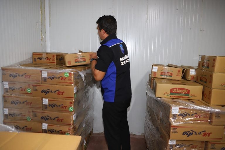 AKSU’DA YAKLAŞIK 1 TON UYGUNSUZ GIDA ÜRÜNÜNE EL KONULDU