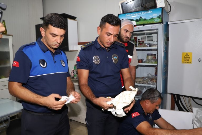 AKSU’DA YAKLAŞIK 1 TON UYGUNSUZ GIDA ÜRÜNÜNE EL KONULDU
