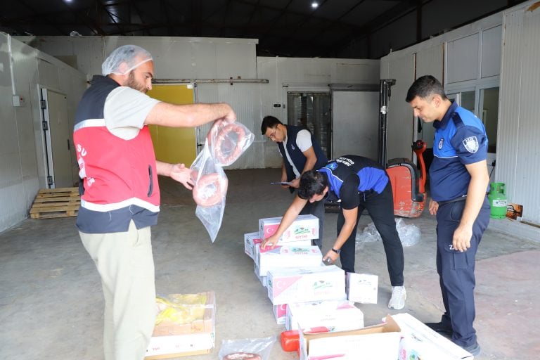 AKSU’DA YAKLAŞIK 1 TON UYGUNSUZ GIDA ÜRÜNÜNE EL KONULDU