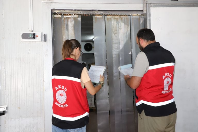 AKSU’DA YAKLAŞIK 1 TON UYGUNSUZ GIDA ÜRÜNÜNE EL KONULDU