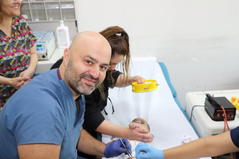 AKSU BELEDİYESİ’NDEN ÇOCUKLARA GÜVENLİ SÜNNET HİZMETİ