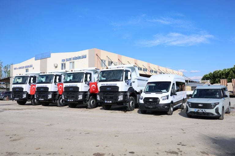 AKSU BELEDİYESİ ARAÇ FİLOSUNU GÜÇLENDİRMEYE DEVAM EDİYOR: FİLOYA 6 YENİ ARAÇ DAHA KATILDI