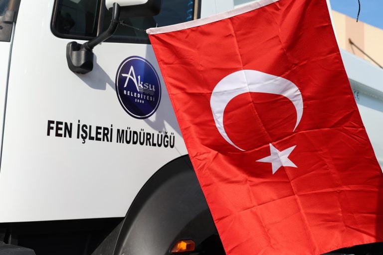AKSU BELEDİYESİ ARAÇ FİLOSUNU GÜÇLENDİRMEYE DEVAM EDİYOR: FİLOYA 6 YENİ ARAÇ DAHA KATILDI
