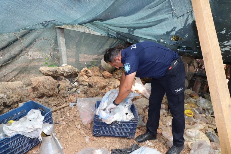 AKSU’DA MERDİVEN ALTI İŞLETMEYE ZABITA DENETİMİ