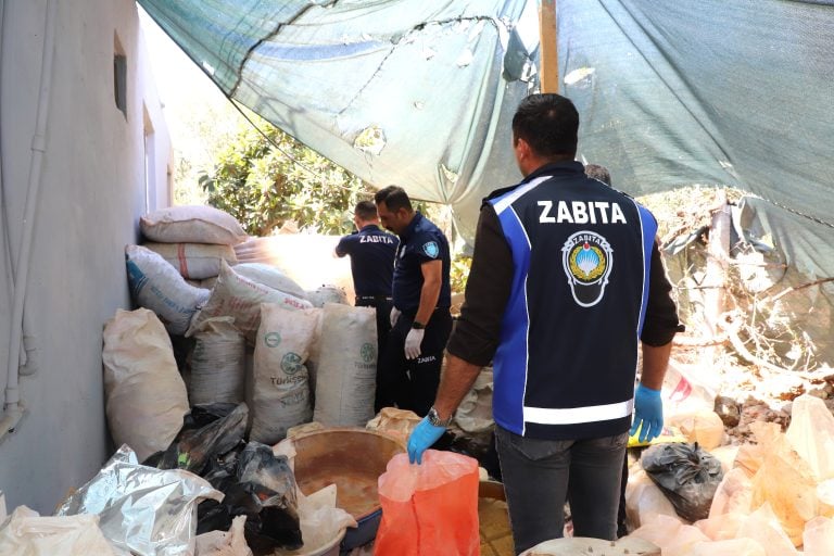 AKSU’DA MERDİVEN ALTI İŞLETMEYE ZABITA DENETİMİ