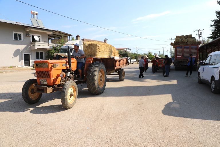 AKSU’DA YANGINDAN ETKİLENEN BÖLGELERE SAMAN DESTEĞİ