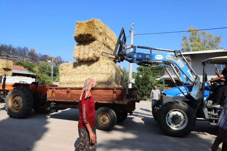 AKSU’DA YANGINDAN ETKİLENEN BÖLGELERE SAMAN DESTEĞİ