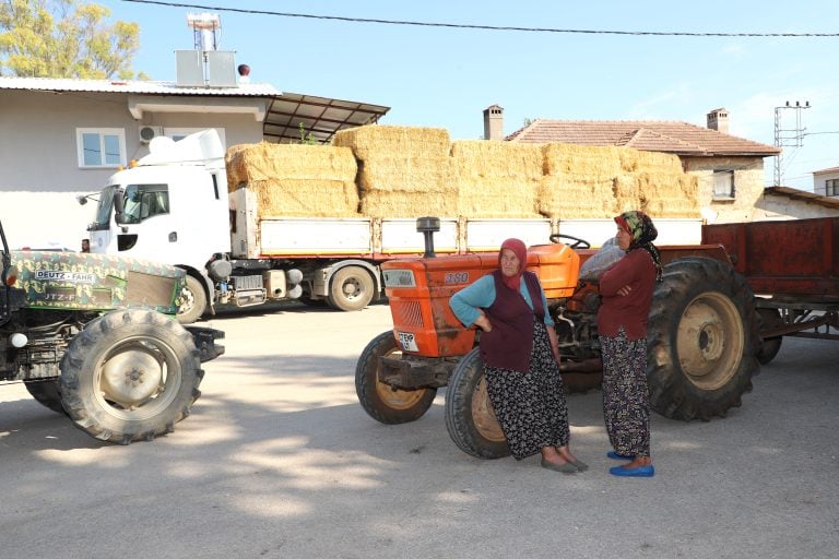 AKSU’DA YANGINDAN ETKİLENEN BÖLGELERE SAMAN DESTEĞİ