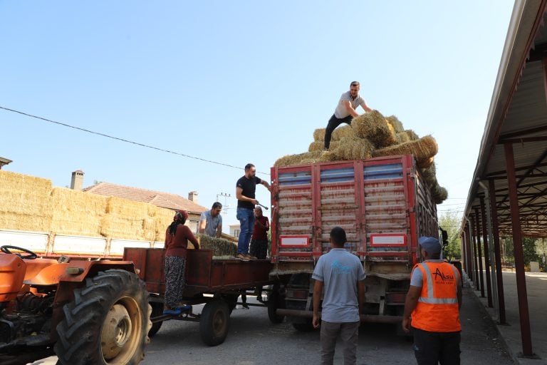AKSU’DA YANGINDAN ETKİLENEN BÖLGELERE SAMAN DESTEĞİ