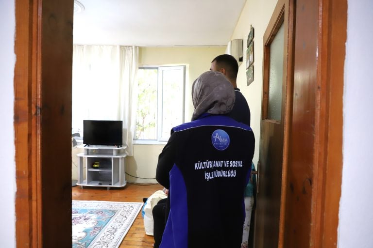AKSU BELEDİYESİNDEN İHTİYAÇ SAHİBİ ÖĞRENCİLERE KIRTASİYE DESTEĞİ